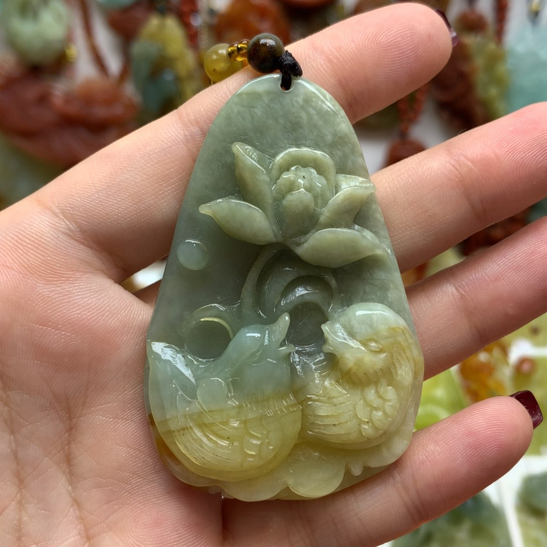 蛇纹石玉颈饰未镶嵌