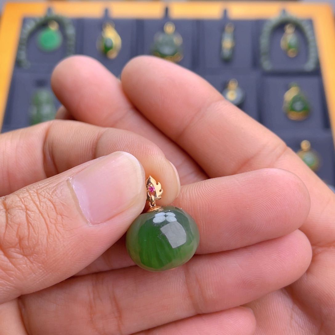 和田玉（碧玉）吊坠(不含链)18K金镶嵌加****?吊坠