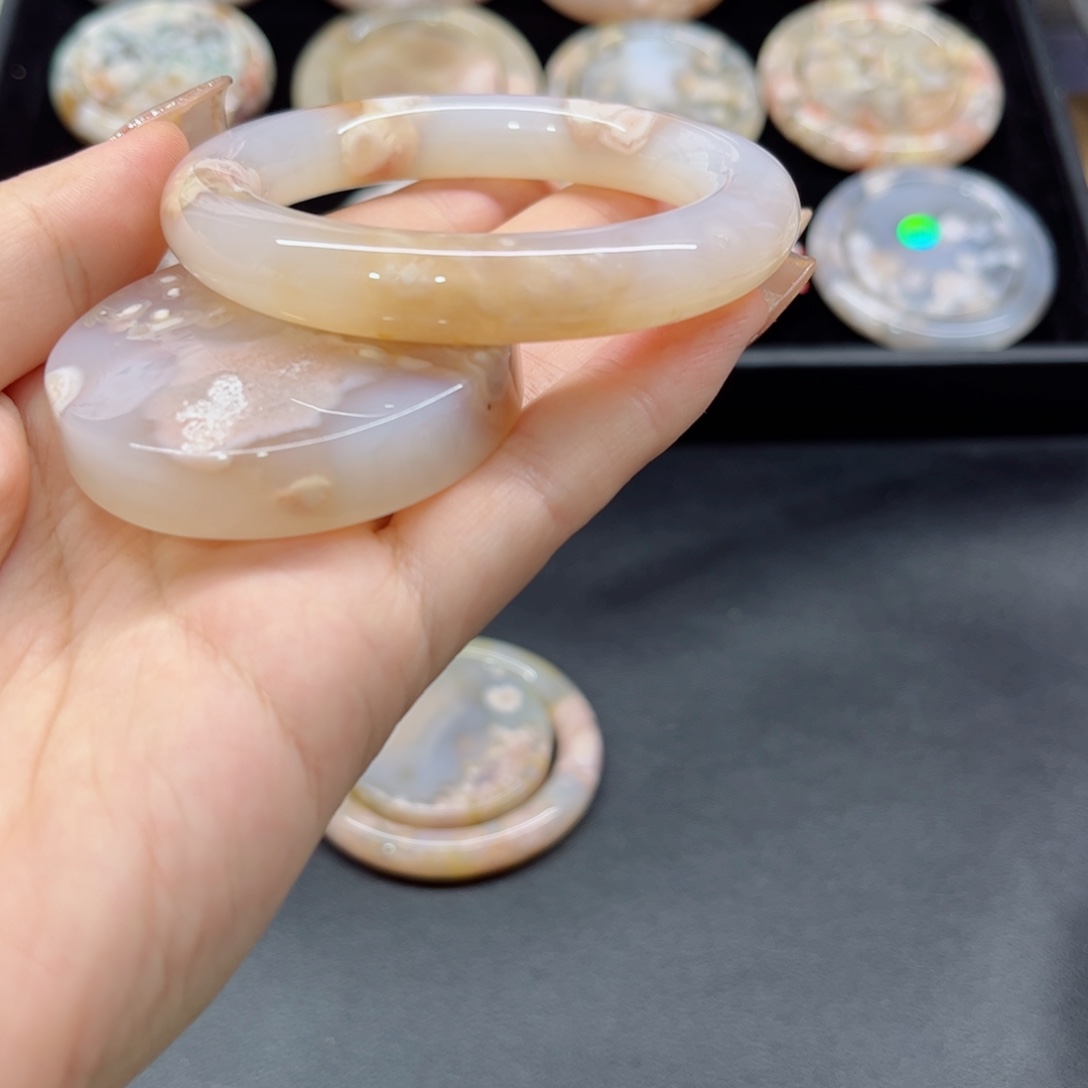 玛瑙/玉髓手镯未镶嵌52