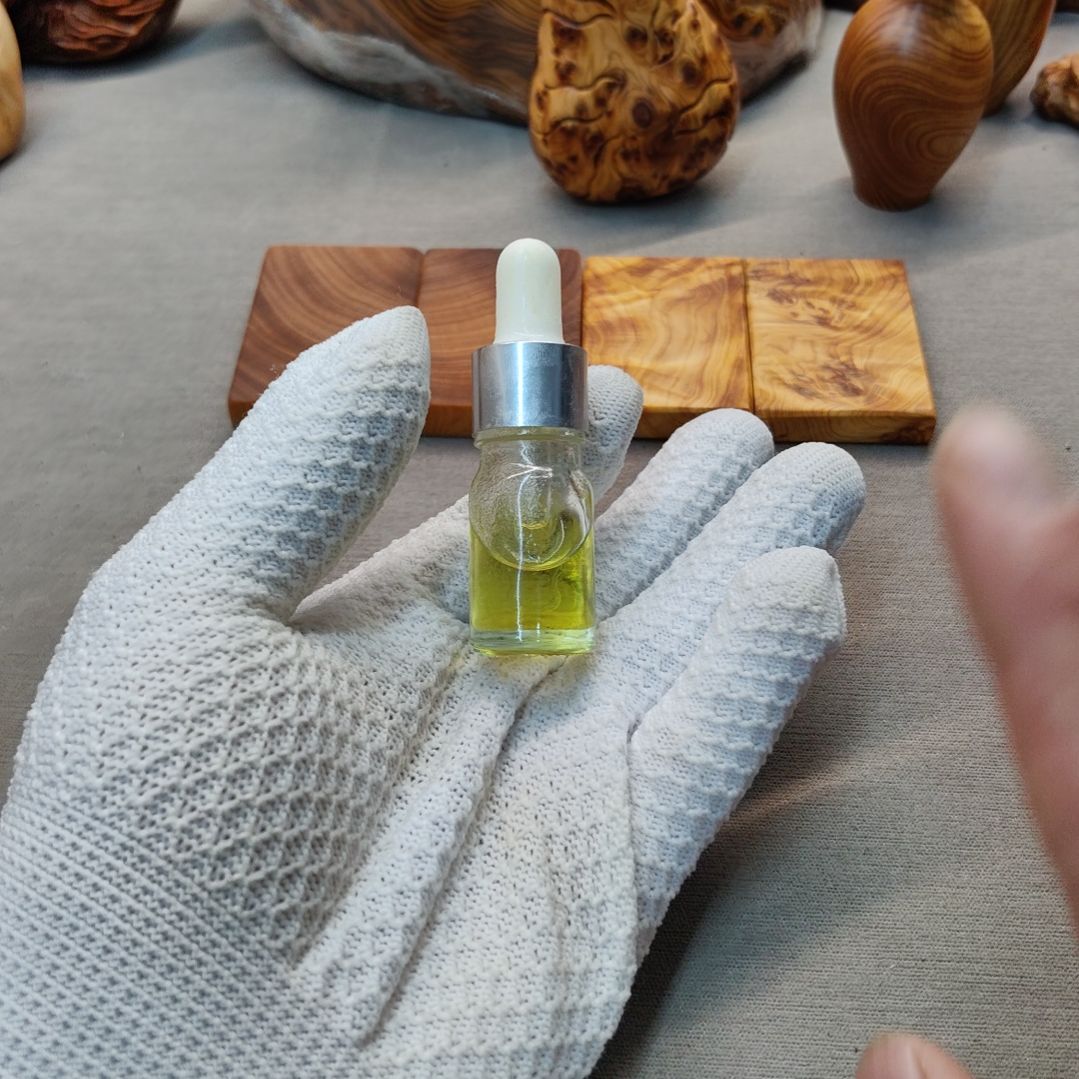 和***心精油两瓶，太行崖柏