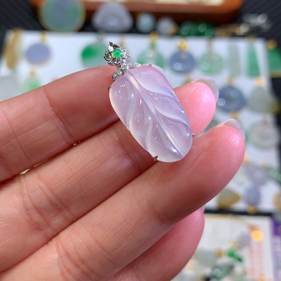 翡翠颈饰18K金镶嵌翡翠吊坠的未镶嵌