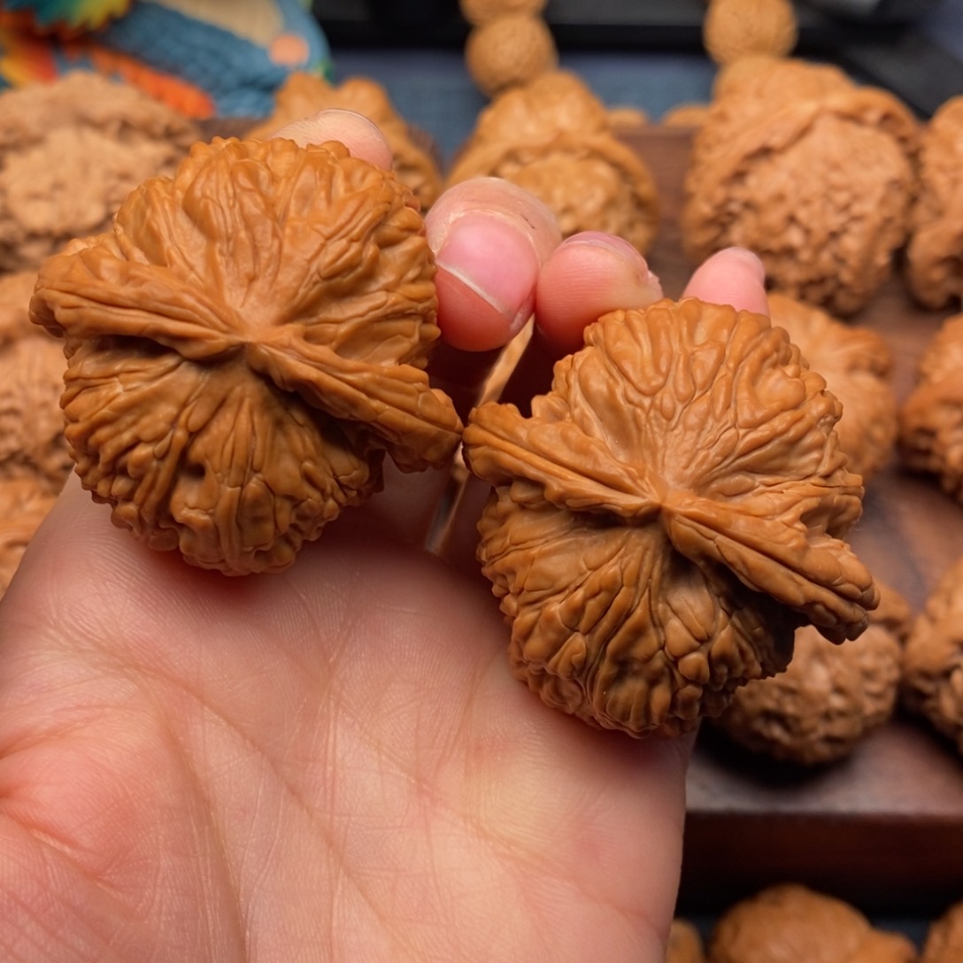 文玩核桃把件43全品原桩球白，红皮