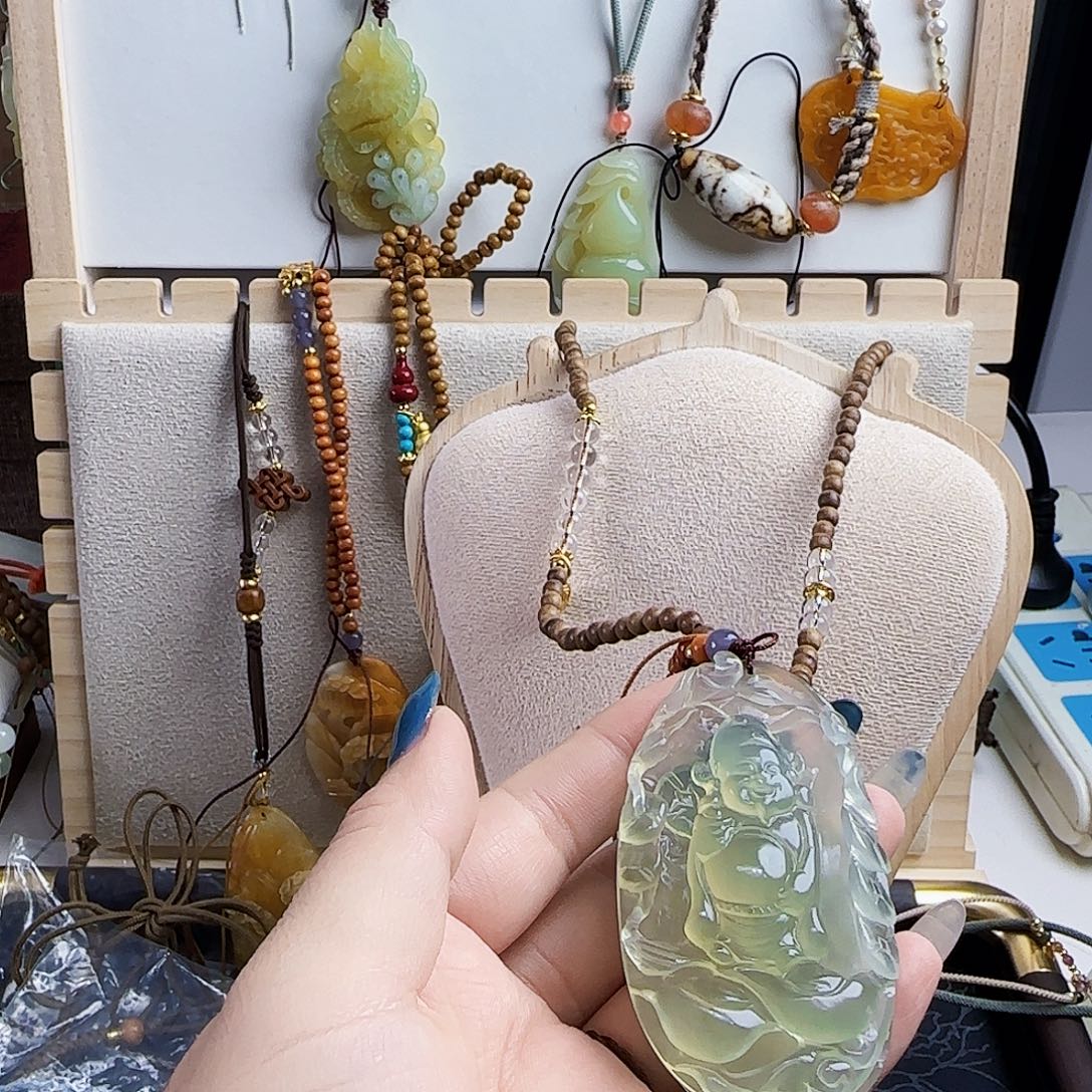 随***性合金蛇纹石玉颈饰