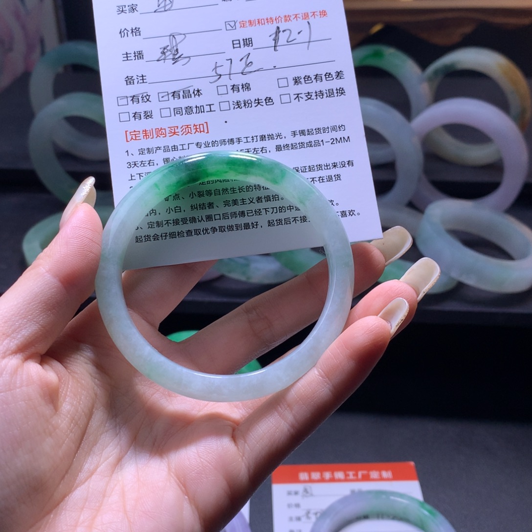 苗***定制翡翠未镶嵌翡翠手镯