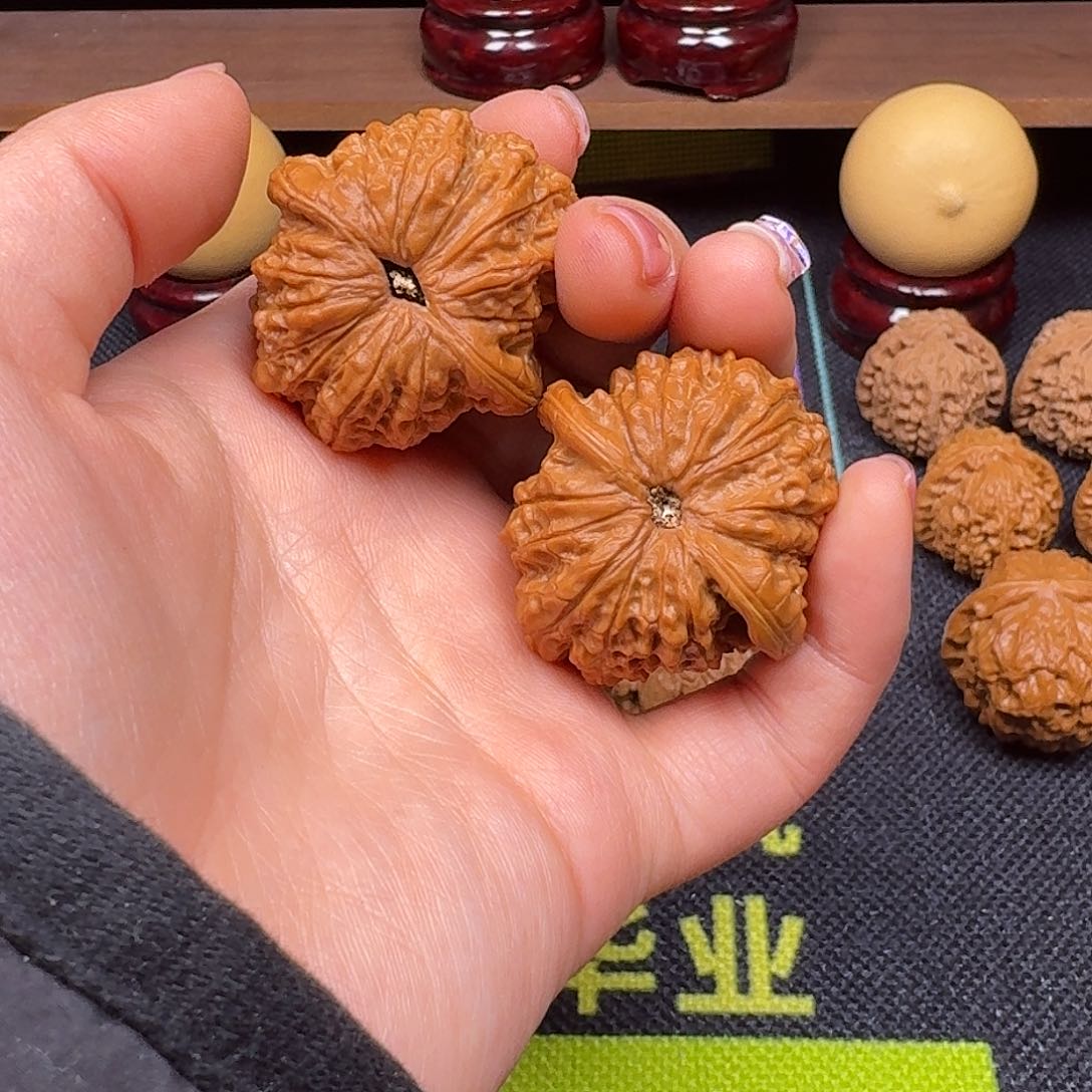 文玩核桃吊坠37.5血麒麟