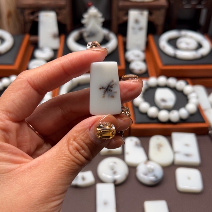 和田玉（糖玉）未镶嵌珠宝奇石