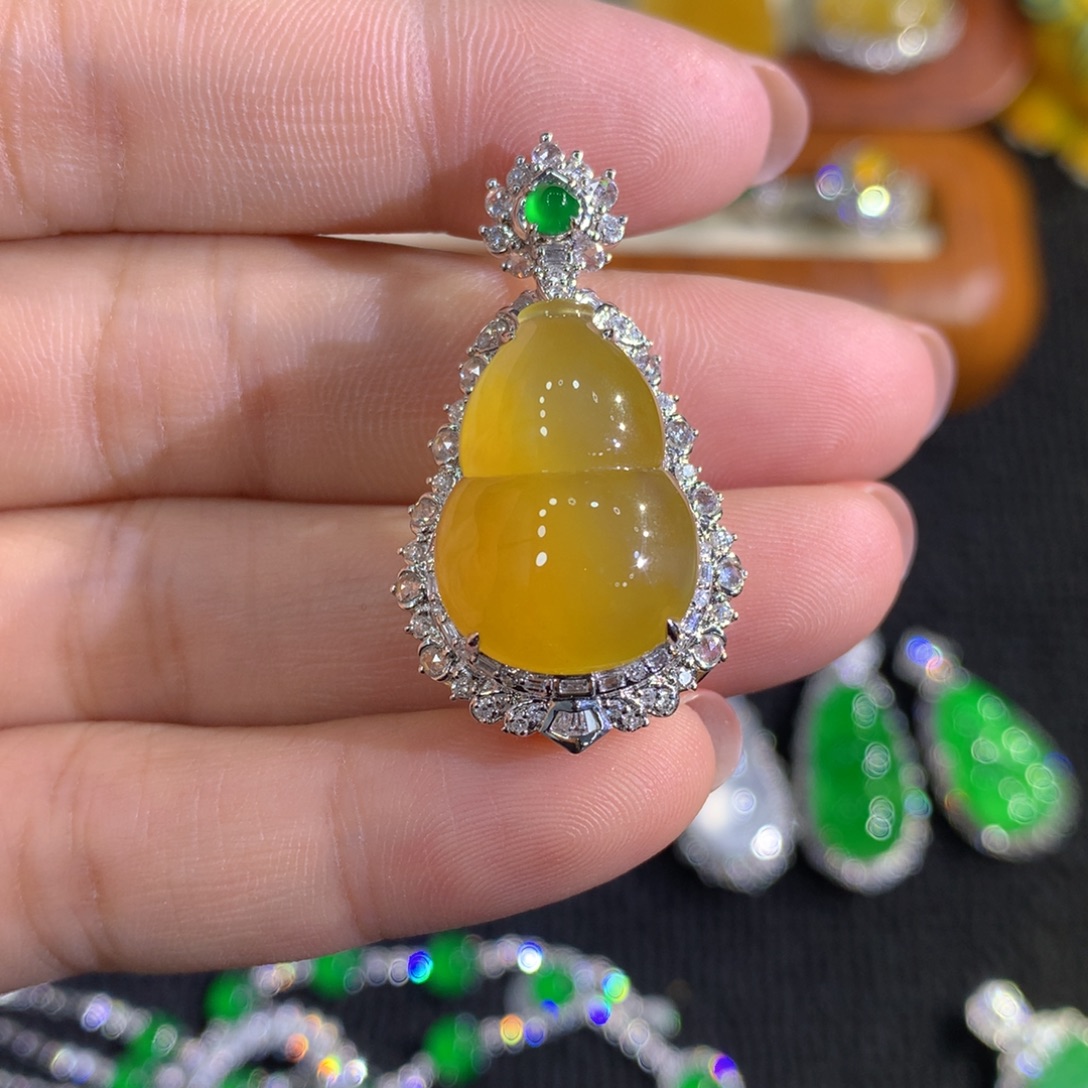 翡翠18K金镶嵌颈饰