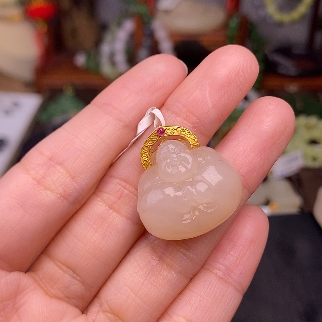 和田玉熟藕粉老料18.K金抱抱佛吊坠清货价未镶嵌
