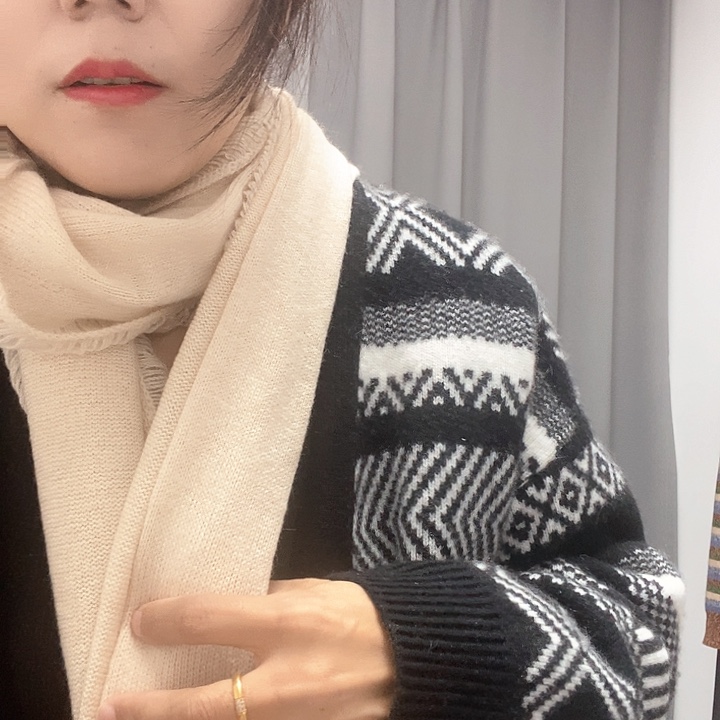 米色围巾。              