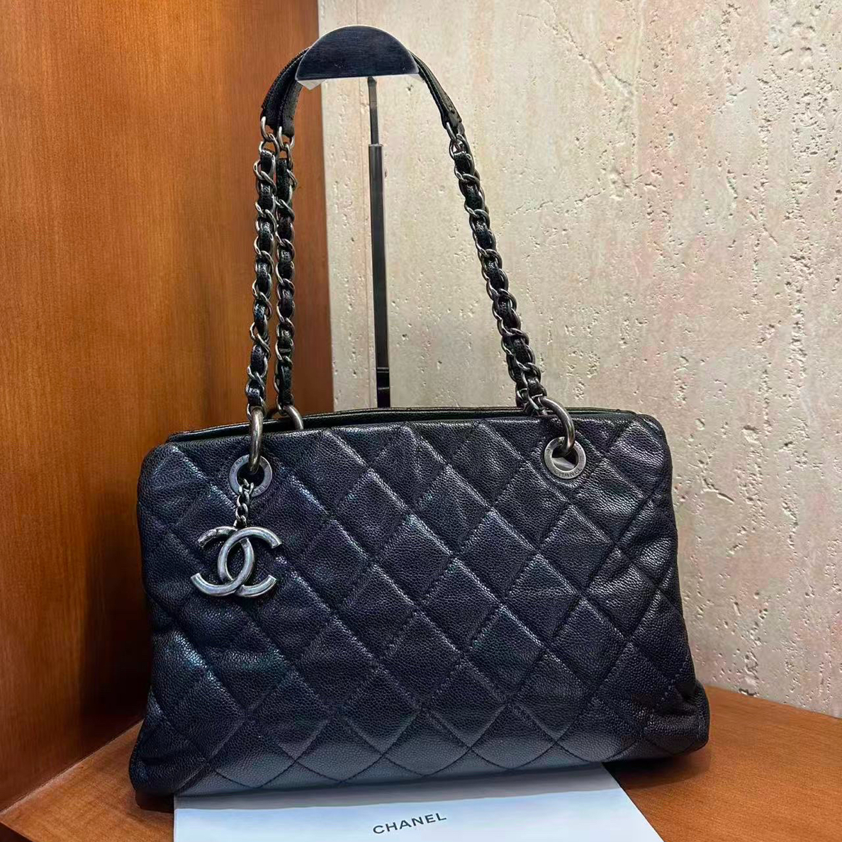 95新 Chanel/香奈儿 9252Chanel黑银荔枝牛吊坠托特包奢侈黑色