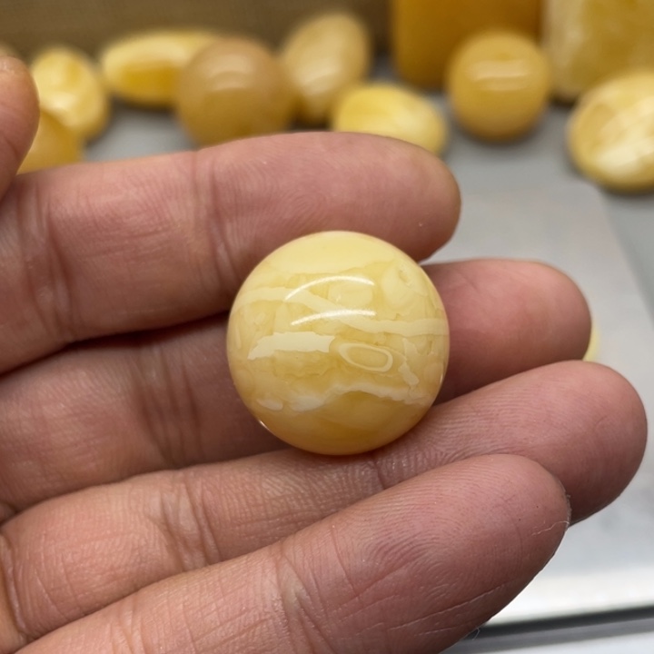 琥珀裸石未镶嵌圆珠