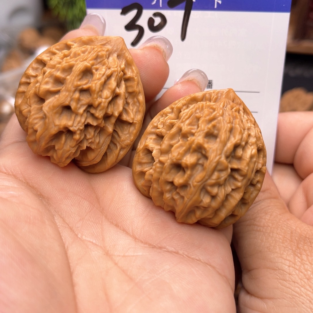 文玩核桃吊坠霞云岭。边38。肚40。丹