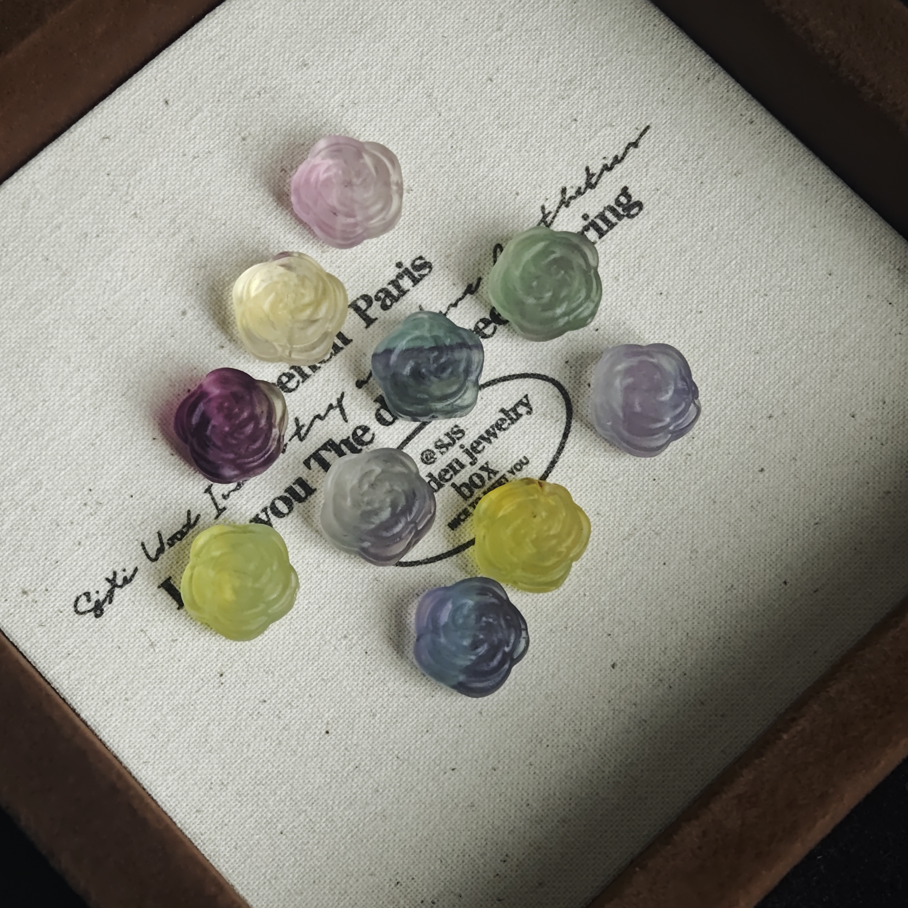 天然彩萤石玫瑰花雕刻散珠配件手工DIY手链手串手持配饰挂件饰品