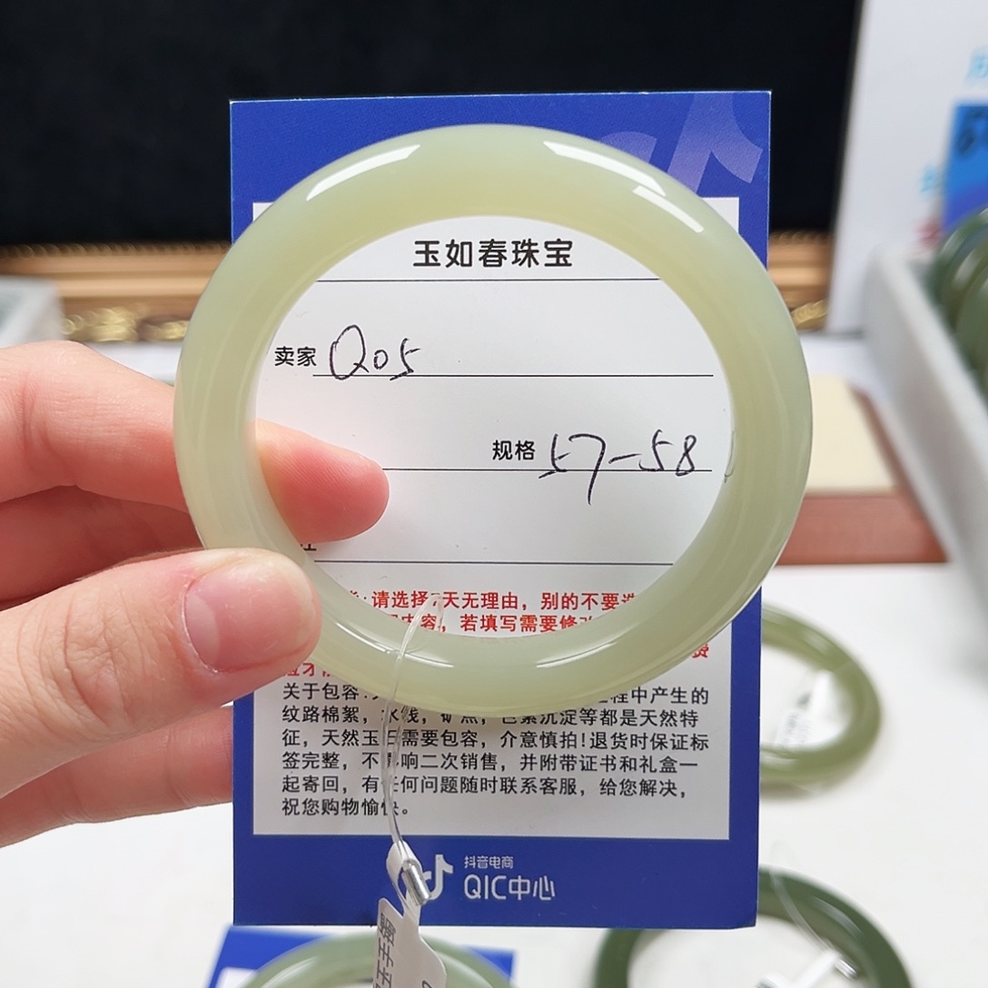 6***9和田玉未镶嵌手镯