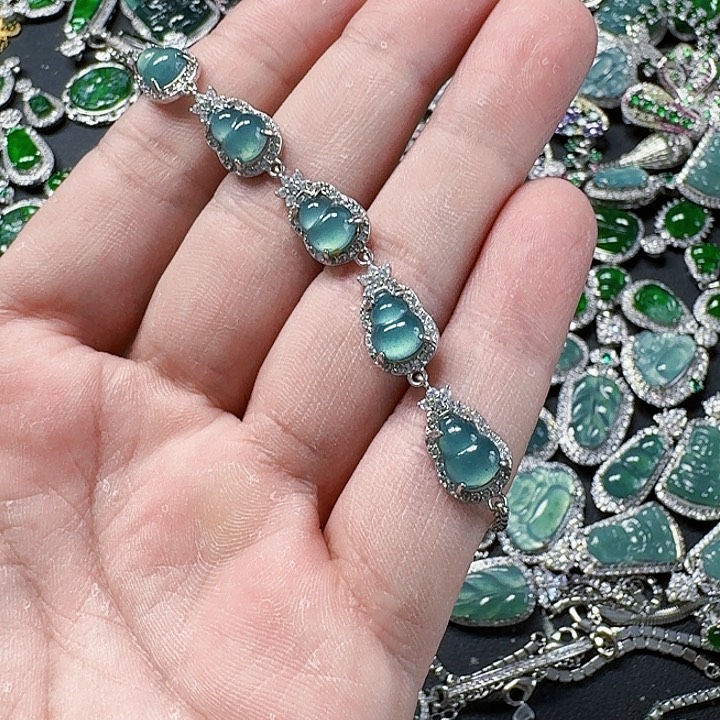 翡翠颈饰未镶嵌天然A货翡翠放漏