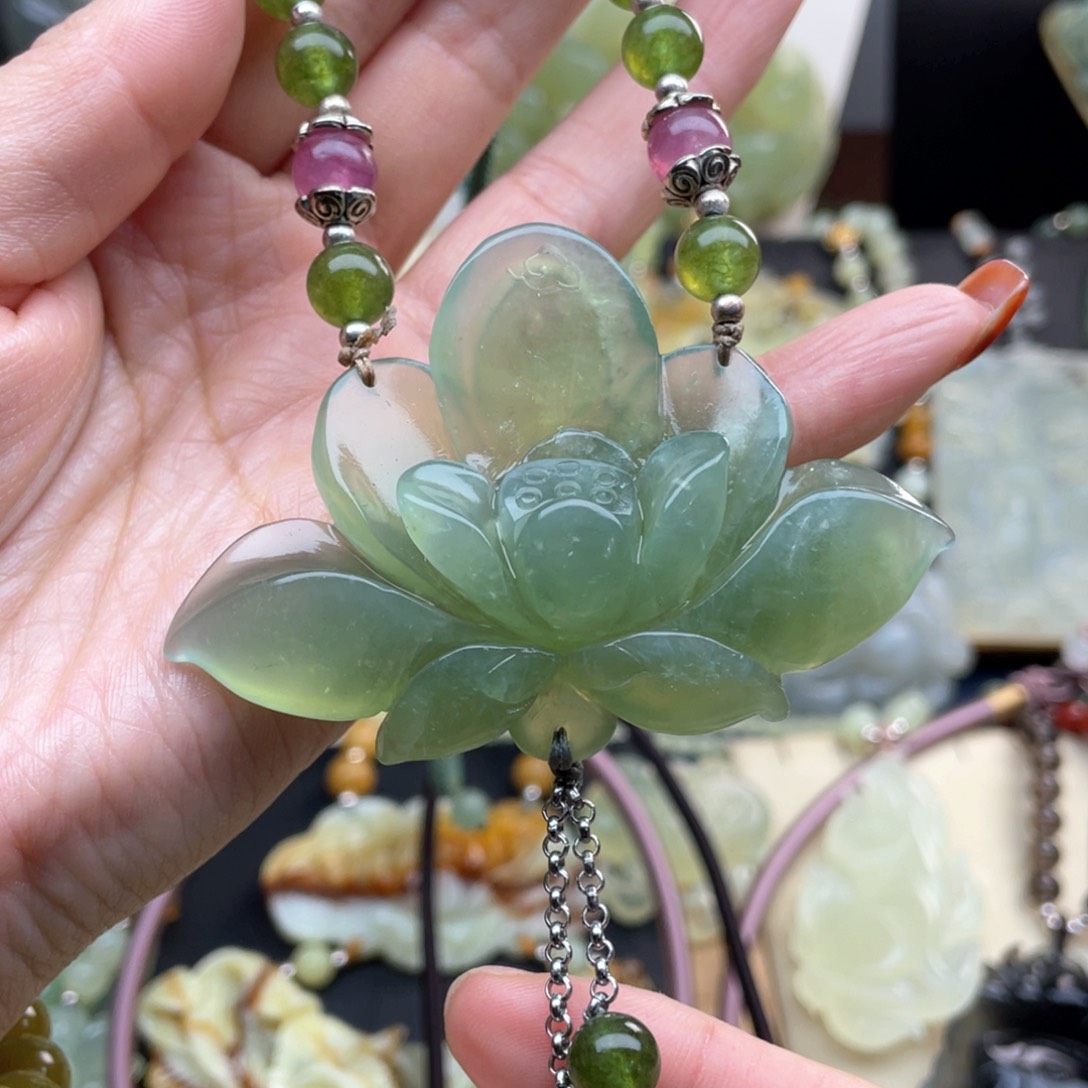 蛇纹石玉颈饰未镶嵌