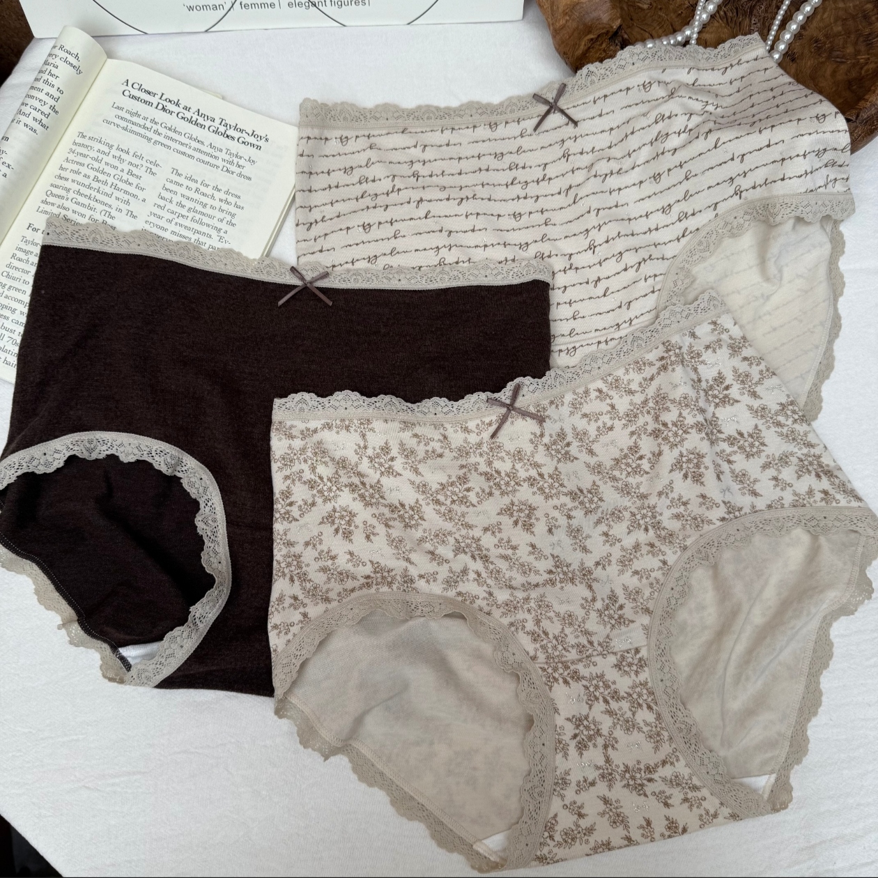 2703中腰女士三角内裤美拉德磨毛暖肤印花蕾丝边亲肤透气包臀底裤