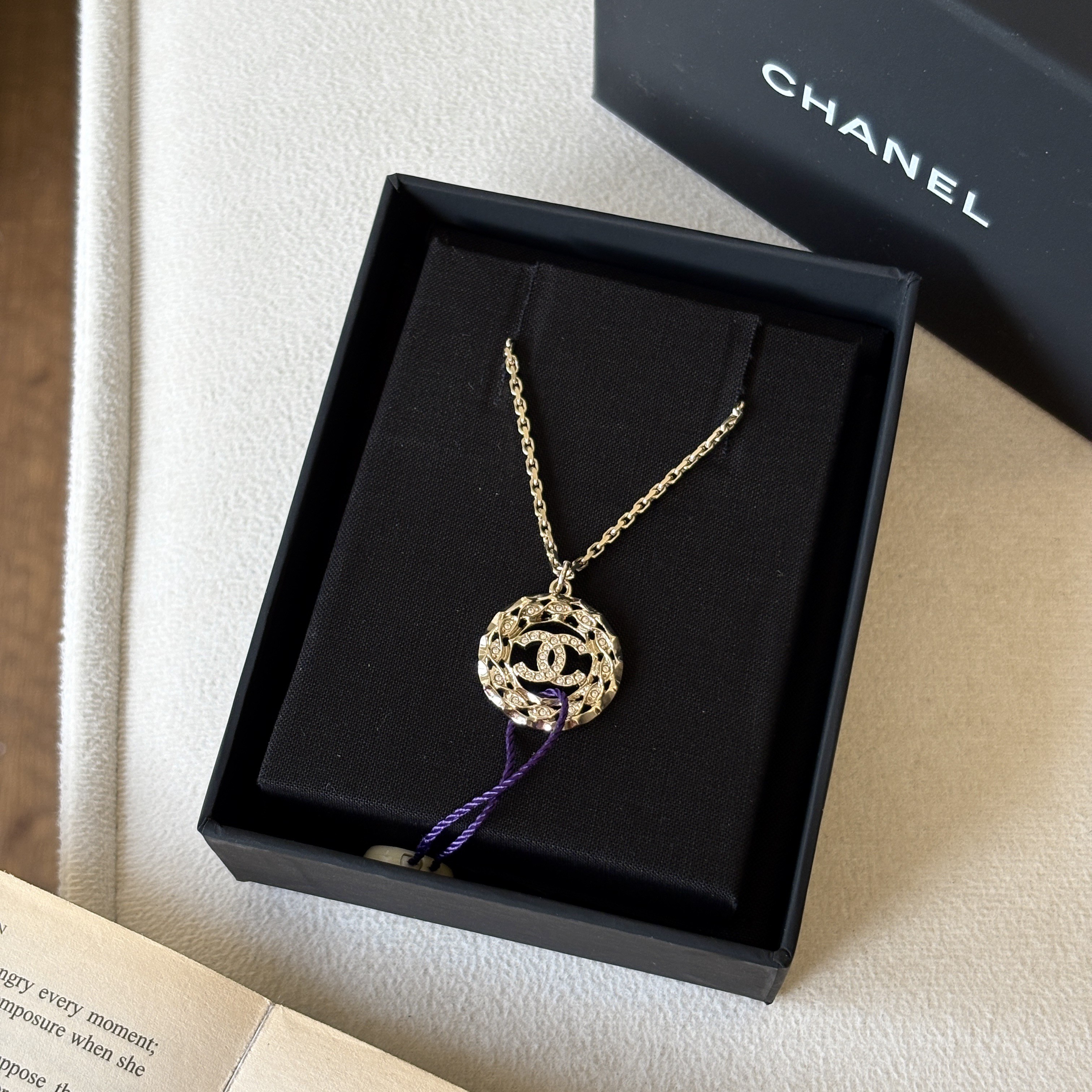 99新 Chanel/香奈儿 24B浅金色镂空满钻圆形双C吊坠项链 45694