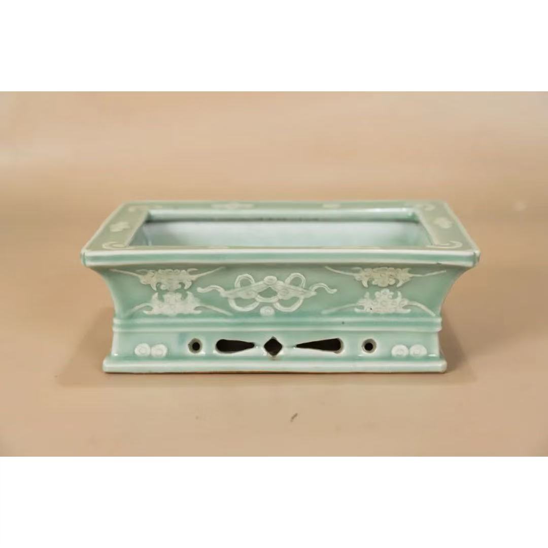  Lot  5 清  雍正青釉堆白海棠盆(3.3日瓷器拍卖）