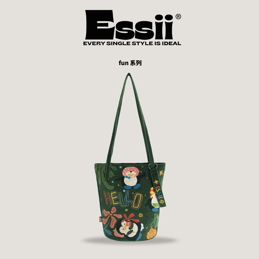 完美款款森系企鹅插画可爱小众休闲时尚单肩可斜挎加长水桶帆布包