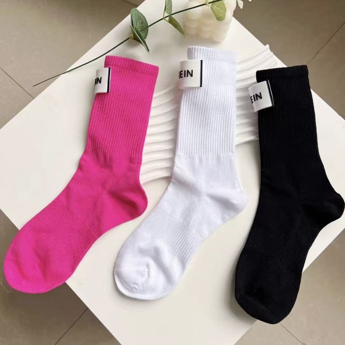 韩版ins字母前标轻奢时尚百搭运动休闲中筒潮袜