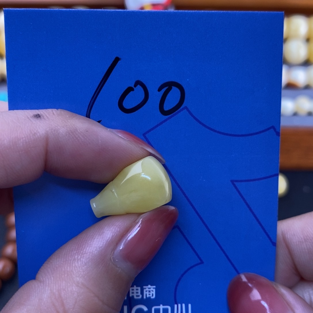 裸石琥珀未镶嵌在*的