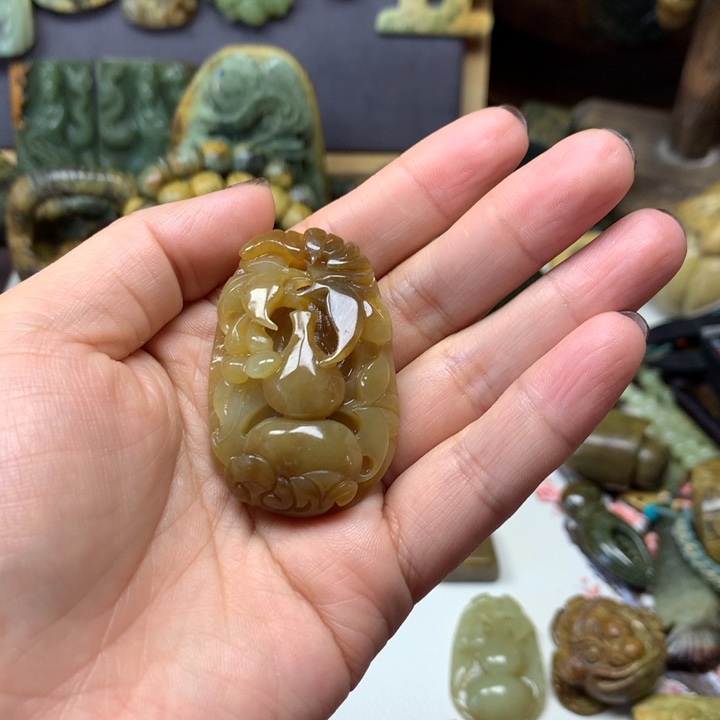 海***善透闪石质玉未镶嵌颈饰