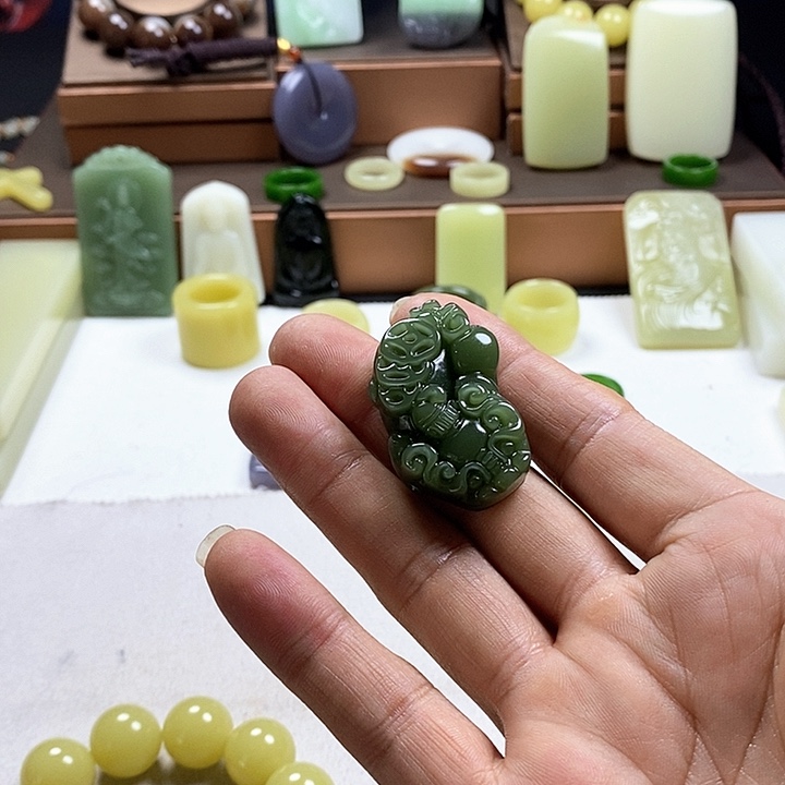 和田玉未镶嵌珠宝奇石