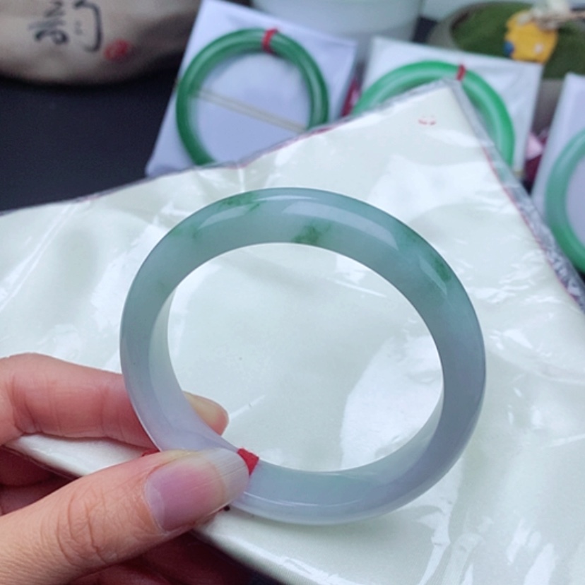 【闪购商品】翡翠手镯未镶嵌          正圈54.7白底飘花
