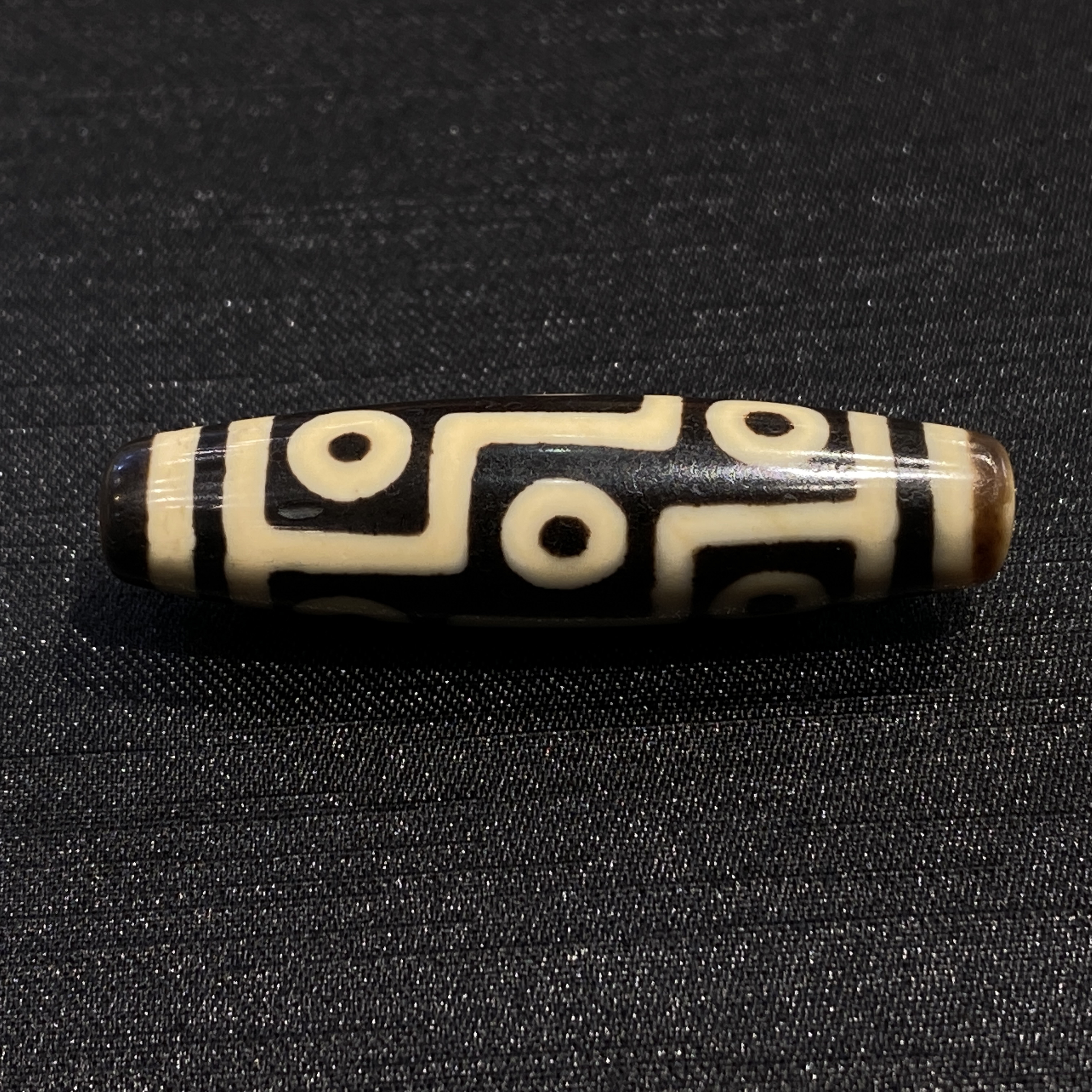 聚缘博古折线九眼玛瑙珠，尺寸50.6*13.1*12.8mm