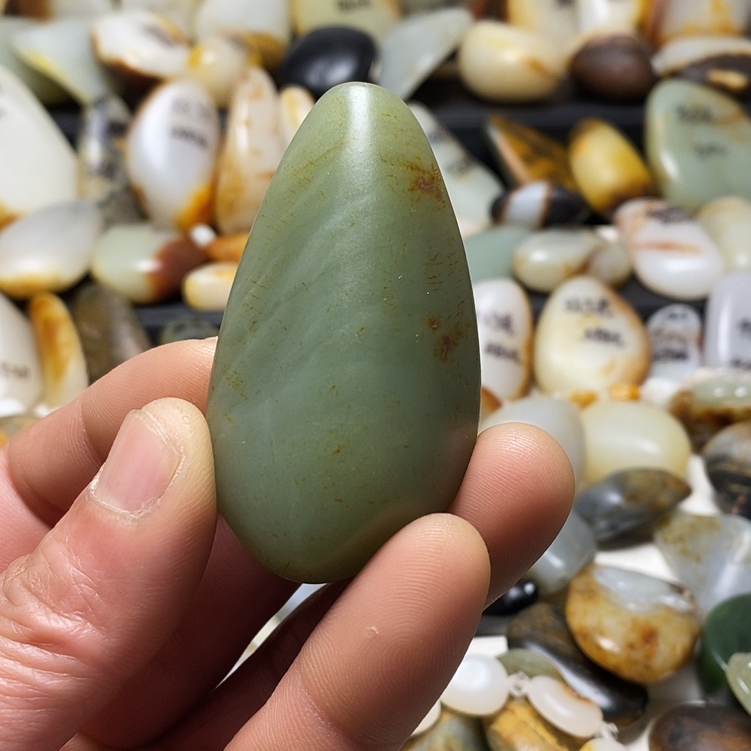 和田玉颈饰未镶嵌沙枣青吊坠