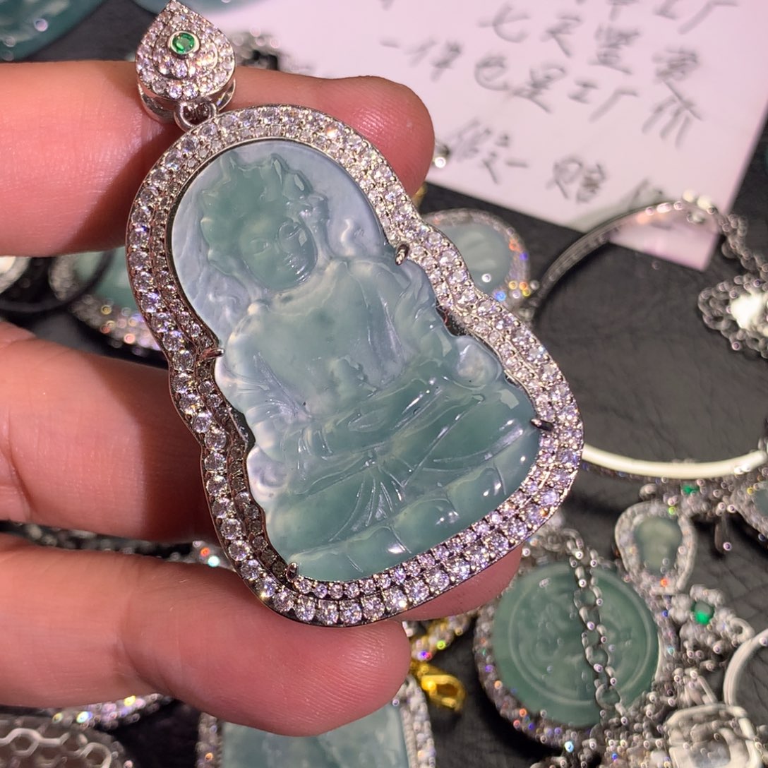 翡翠颈饰未镶嵌度母