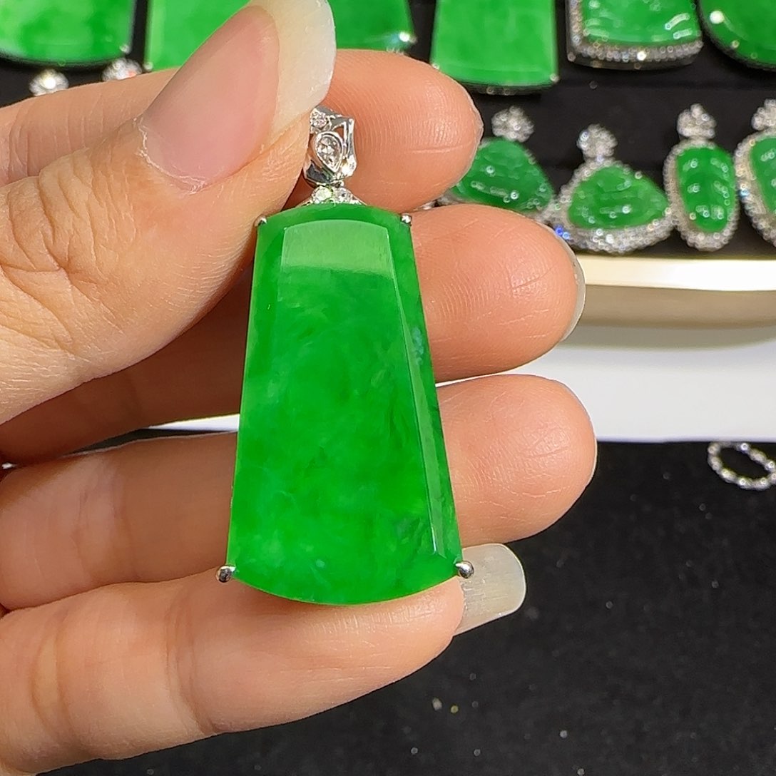 翡翠颈饰18K金镶嵌。