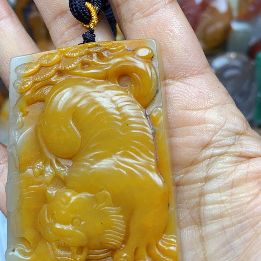 石英质玉（黄龙玉）颈饰未镶嵌