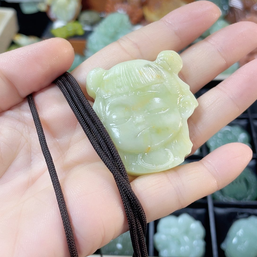 蛇纹石玉颈饰未镶嵌皮**?