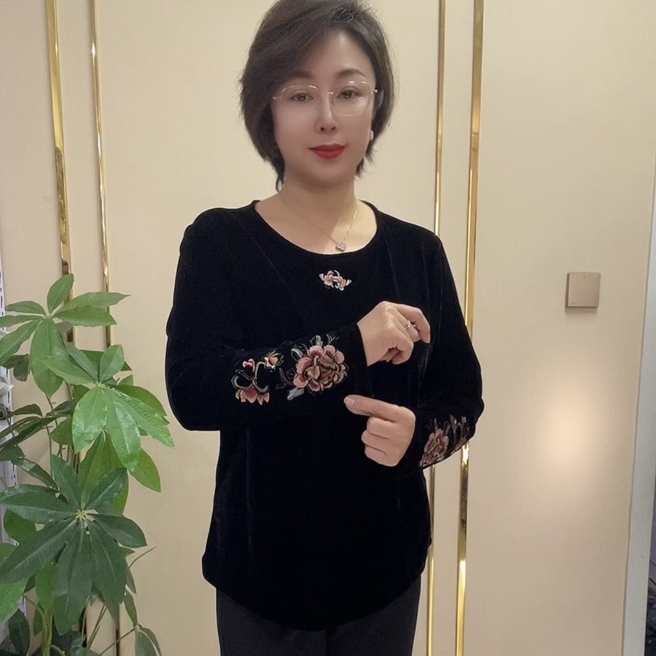  6561【依派推荐-正品】新款刺绣丝绒打底衫上衣
