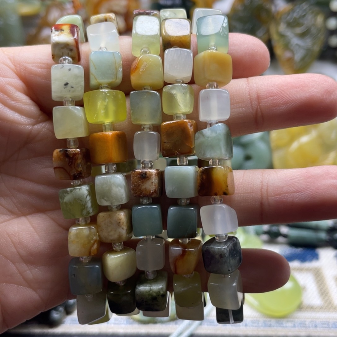 蛇纹石玉颈饰未镶嵌