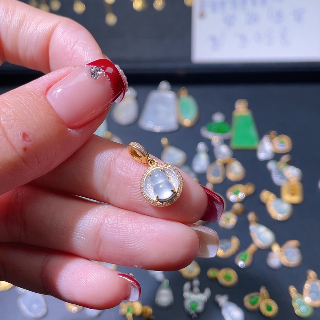 翡翠颈饰18K金镶嵌吊坠