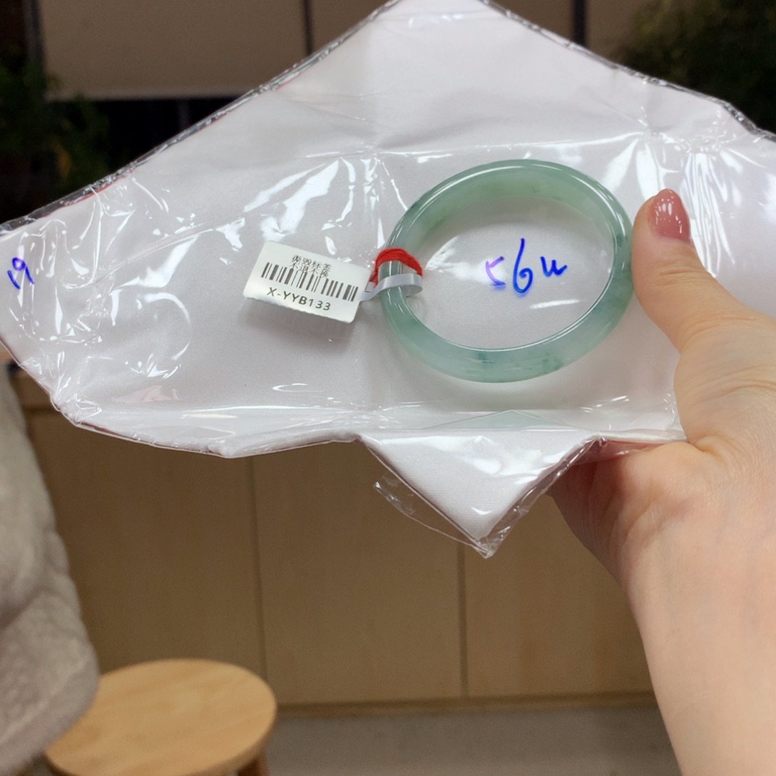 翡翠手镯未镶嵌不退不换