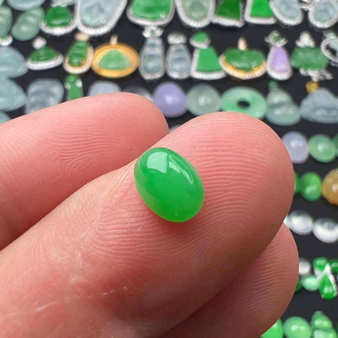 翡翠颈饰未镶嵌嘻****哈蛋面7.6