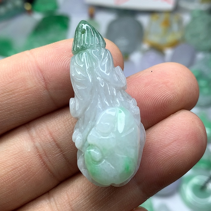 翡翠吊坠(赠链)未镶嵌