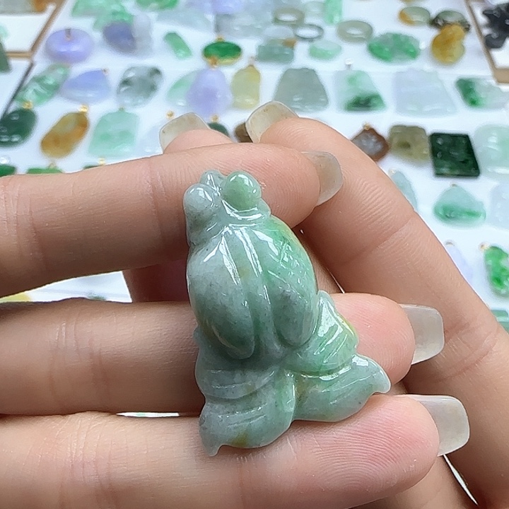翡翠颈饰未镶嵌黄加绿金鱼