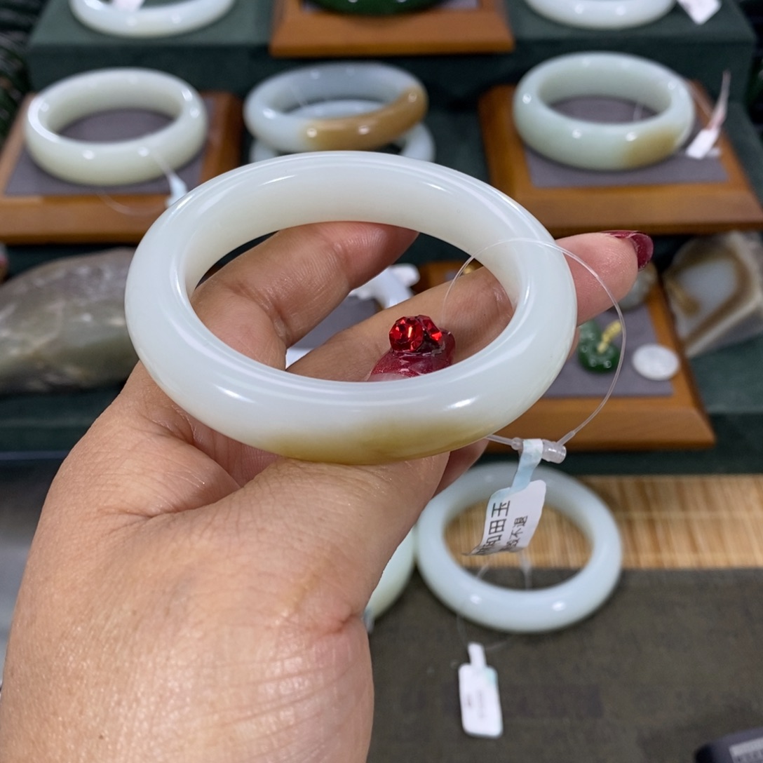 和田玉手镯未镶嵌