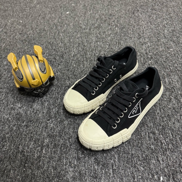 95新 Prada/普拉达 /41码/Wheel/黑白三角标休闲鞋/公价5900