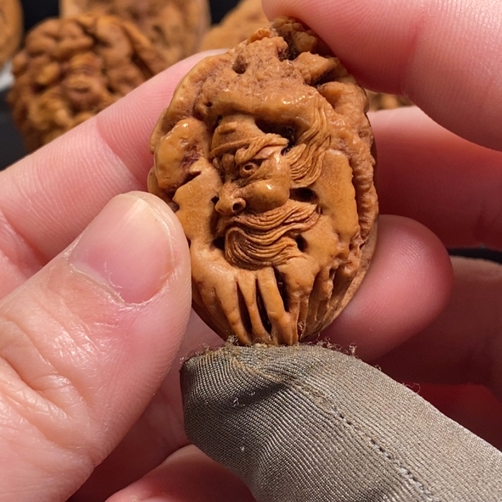 墨***天巧雕钟馗，天地孔。