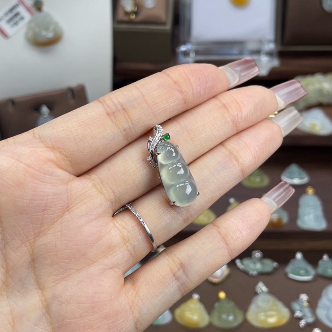 翡翠颈饰未镶嵌翡翠