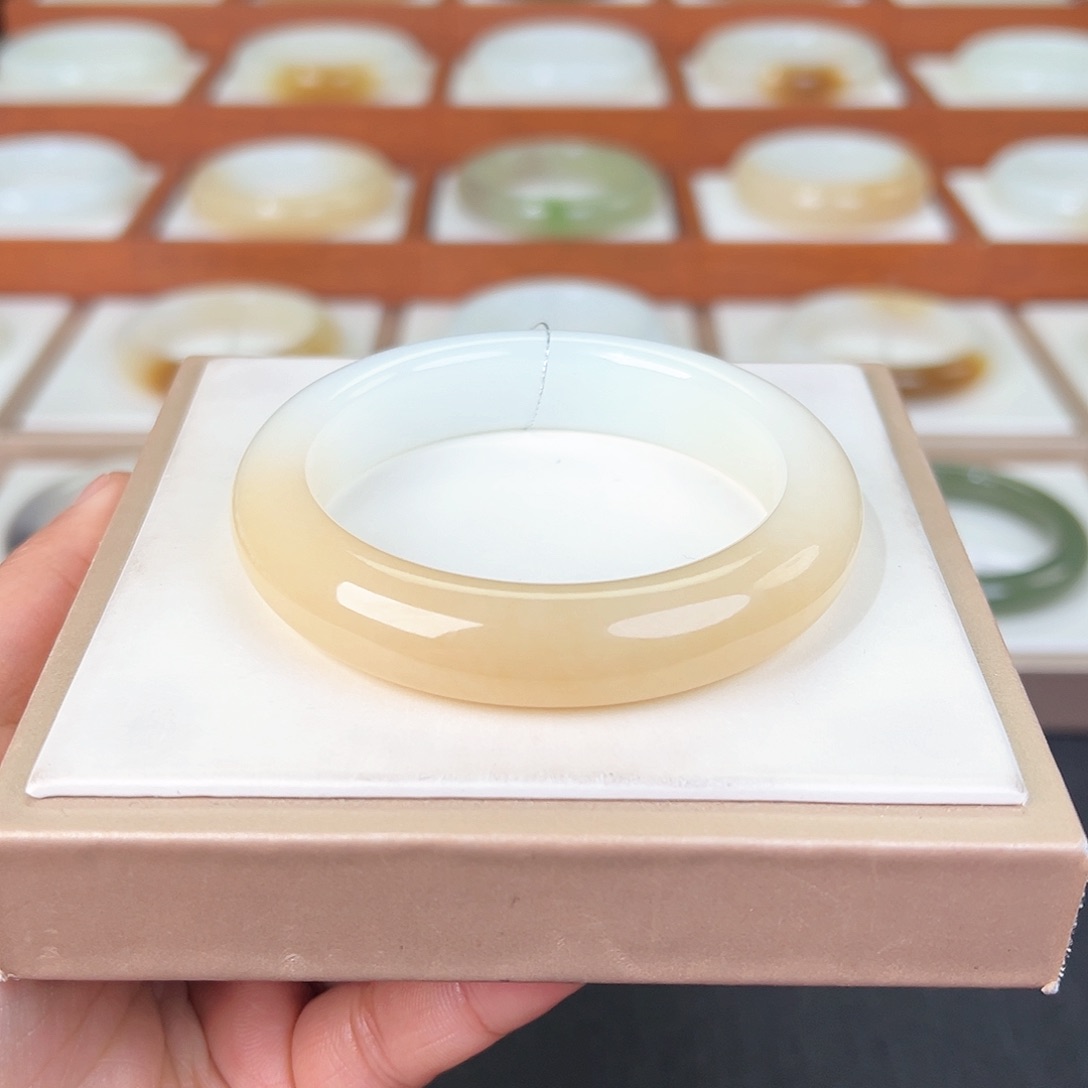 和田玉手镯未镶嵌糖白