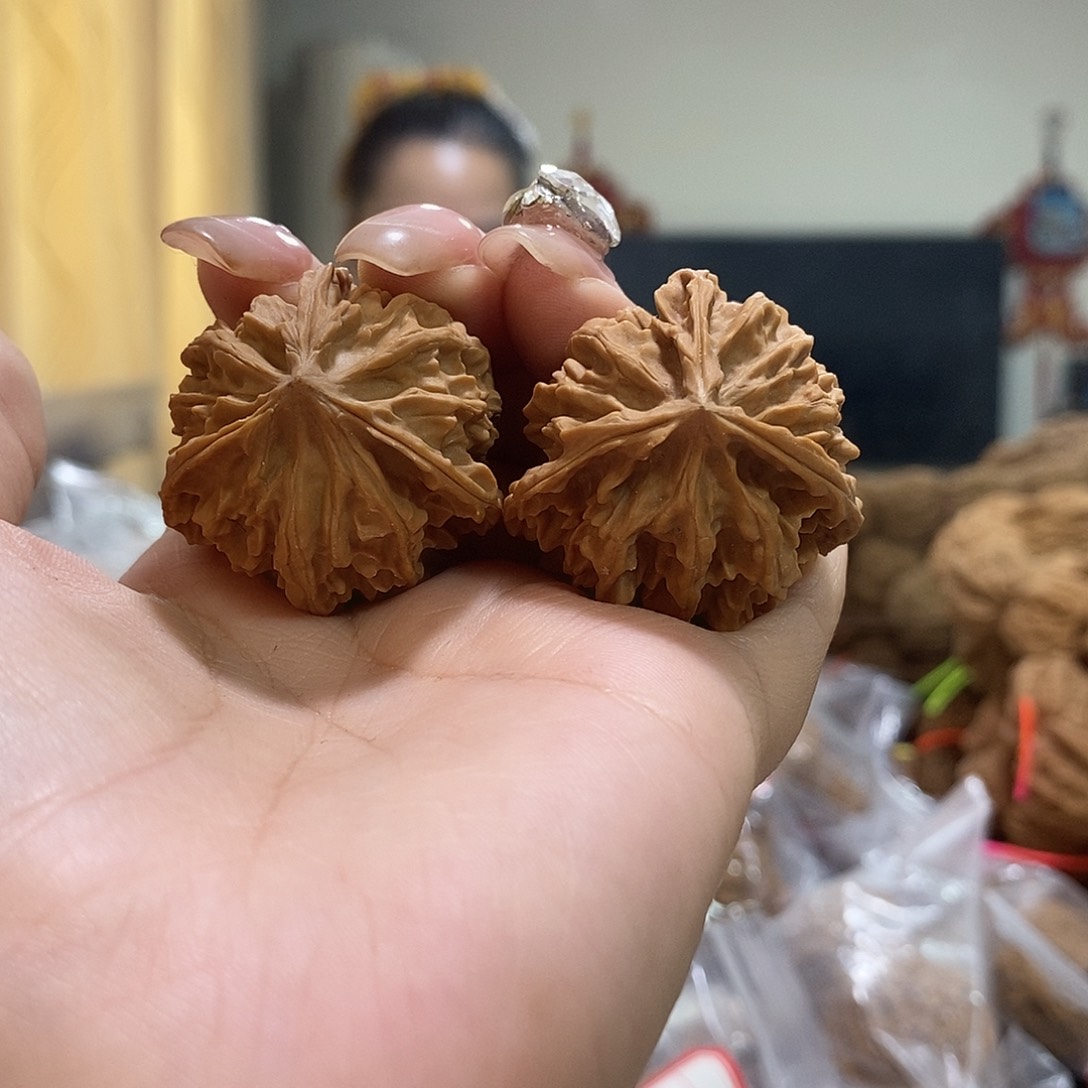 把件文玩核桃34岐山三棱有虫眼