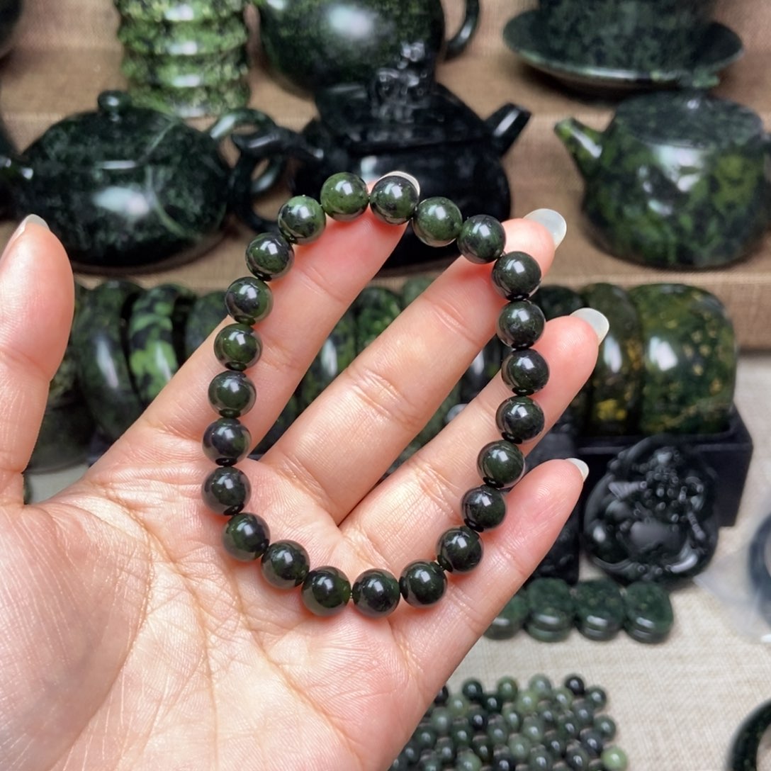 蛇纹石玉颈饰未镶嵌