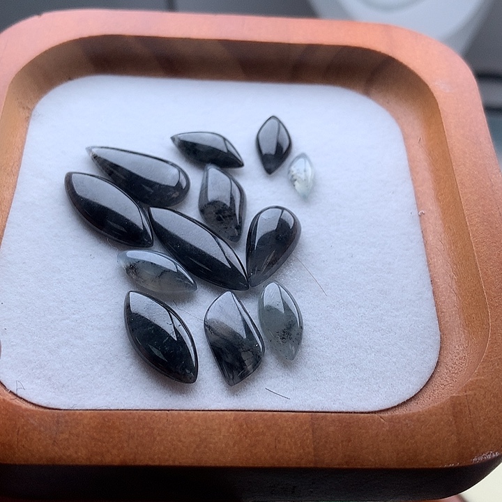 翡翠颈饰未镶嵌乌鸡随型1个